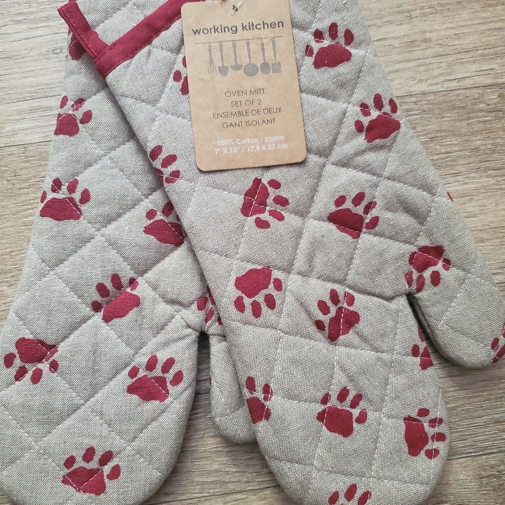 Working Kitchen Dog Pet Oven Mitt 2 PC Set Red Paw Prints Christmas Valentine's